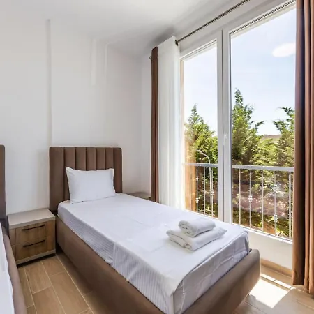 Sea Garden Retreat Modern Coastal By Pikhost וילה