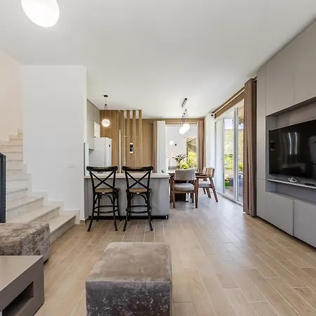 Sea Garden Retreat Modern Coastal By Pikhost וילה דראץ'